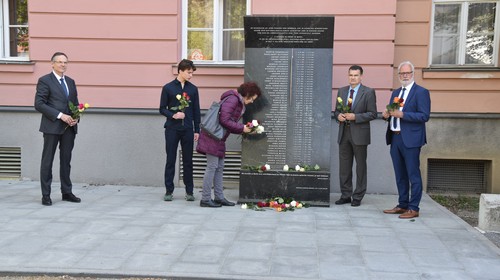 Stilles Gedenken bei der Stele vor dem Landesgericht Klagenfurt /Celovec