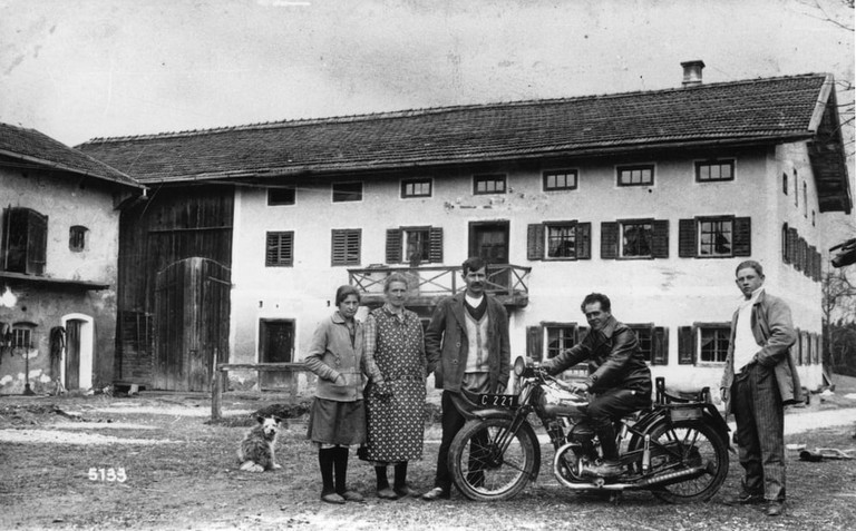 Franz Jägerstätter am Motorrad mit Familie und einem Gast (Quelle: Erna Putz)