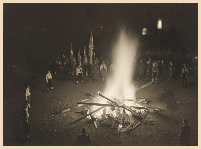 Residenzplatz Salzburg 1938  „Ein Volk, ein Reich“: Verbrennung von Grenzbalken des Walserbergs  (Foto: Salzburger Landesarchiv, Fotos A/006064)