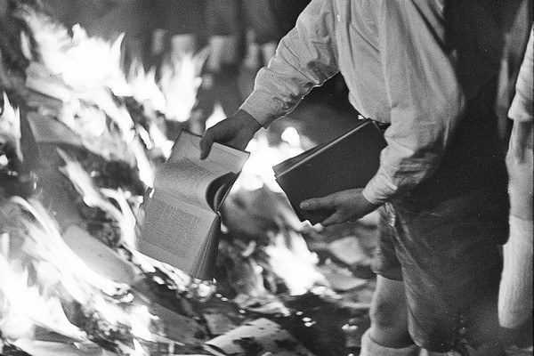 Residenzplatz Salzburg 1938: Flammen gegen das kritische Denken: Bücherverbrennung (Foto: Stadtarchiv Salzburg, Fotoarchiv Franz Krieger)