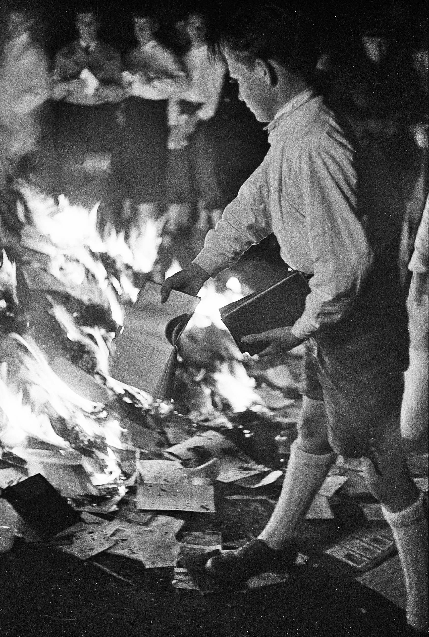 Residenzplatz Salzburg 1938: Flammen gegen das kritische Denken: Bücherverbrennung (Foto: Stadtarchiv Salzburg, Fotoarchiv Franz Krieger)