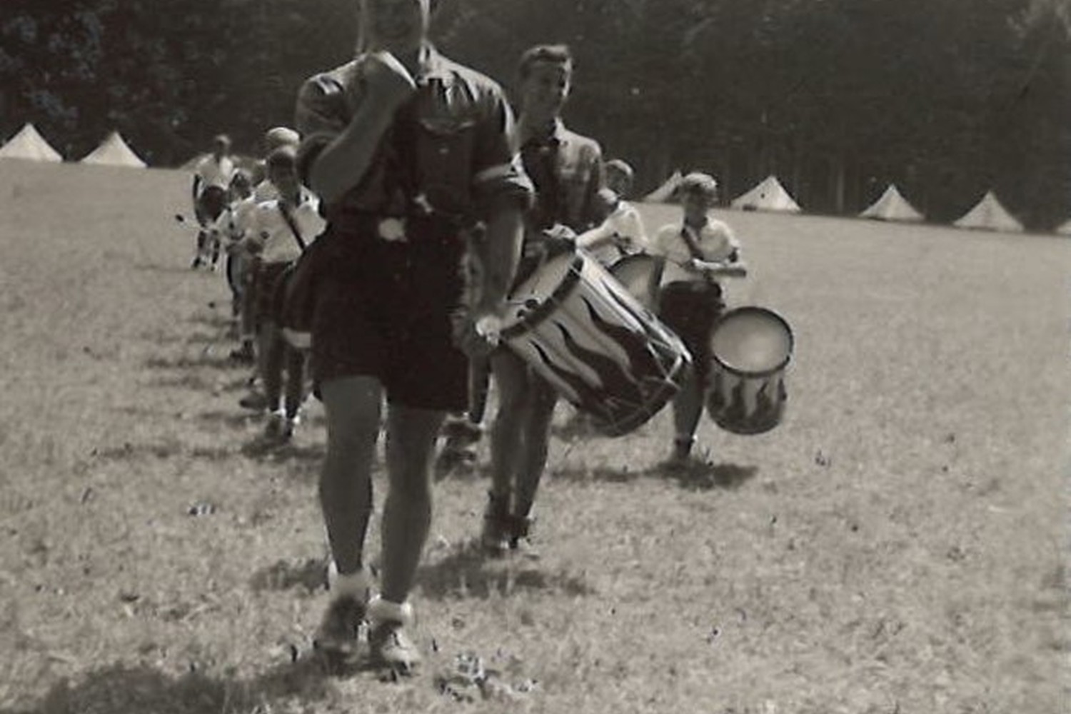 Jungvolk-Zeltlager Seekirchen 1938: Freiwillige Unterwerfung unter die „Jugendführer“: Aufbruch zum Marsch nach Obertrum (Foto: Stadtarchiv Salzburg, PA 1231,04 Nachlass Walter Leitner)