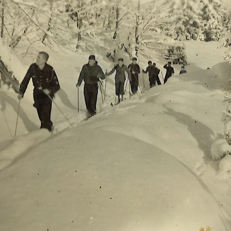 Jungvolk-Winterlager Hintersee 1938: Skiwanderung: Freizeitsport oder Vorbereitung aufs Militär? (Foto: Stadtarchiv Salzburg, PA 1231,04 Nachlass Walter Leitner)
