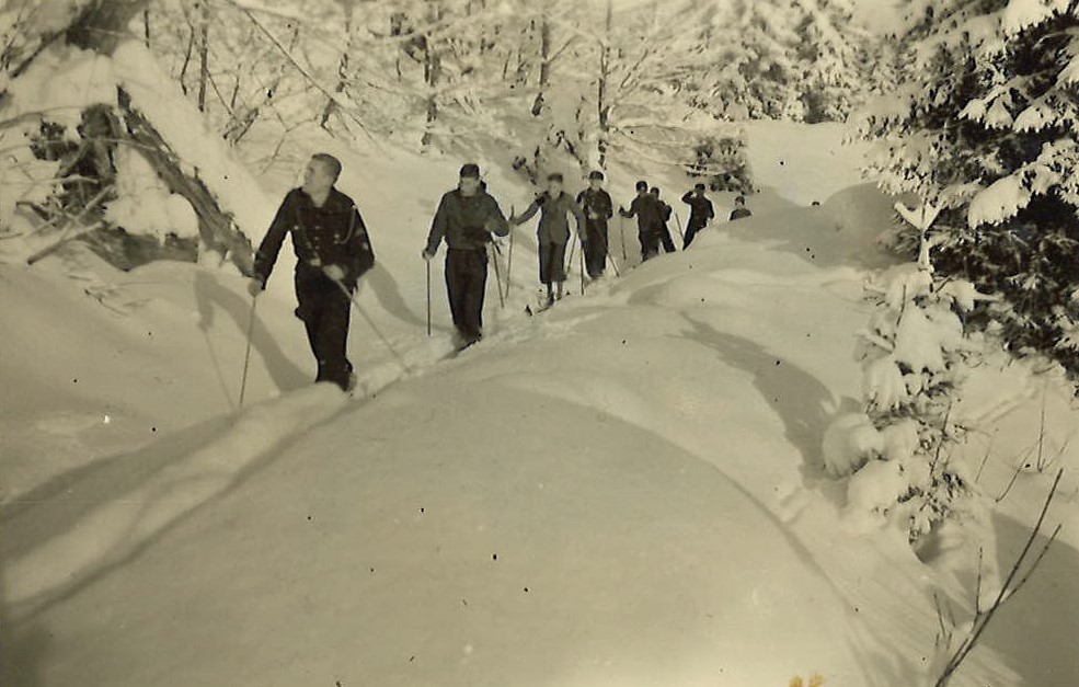 Jungvolk-Winterlager Hintersee 1938: Skiwanderung: Freizeitsport oder Vorbereitung aufs Militär? (Foto: Stadtarchiv Salzburg, PA 1231,04 Nachlass Walter Leitner)