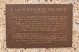 Gedenktafel für Diana Budisavljević an ihrem Elternhaus in der Maria-Theresien-Straße 15 in Innsbruck enthüllt