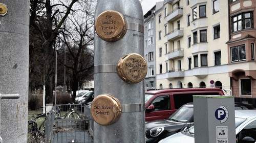„Zeitpunkte“ der Stadt Innsbruck: Neue Form von Gedenkzeichen enthüllt