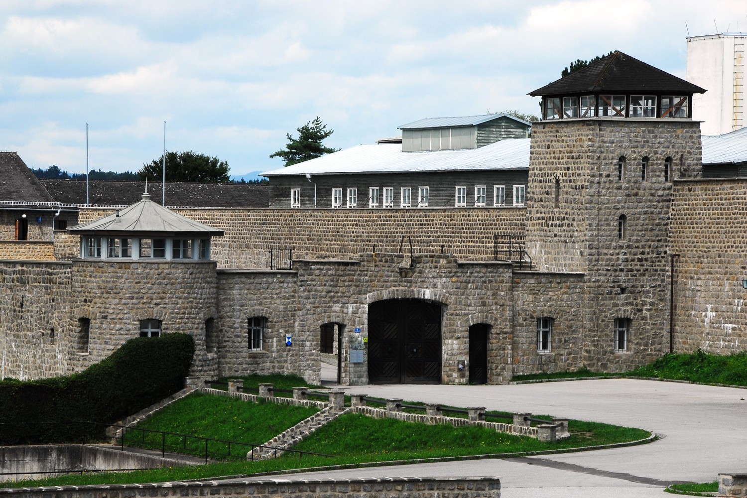 Blick Richtung Garagenhof (c) Mauthausen Memorial, Stephan Matyus.JPG