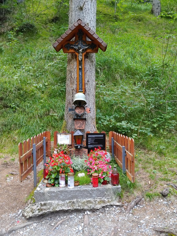 Die Gedenkstätte im Imster Putzenwald mit Hinweistafeln, dass die Erschossenen SS-Männer waren (© Sabine Schuchter)