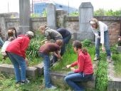 Aktion "BodenAchtung" auf dem jüdischen Friedhof in Krems am 4. Mai. 120 SchülerInnen übernahmen Verantwortung für die Vergangenheit. Der Zeitzeuge Max Schneider, 85 Jahre, der am Vormittag im BRG vor SchülerInnen gesprochen hatte, war beindruckt vom Eifer und der Freude, mit der die Jugendlichen bei der Sache waren.