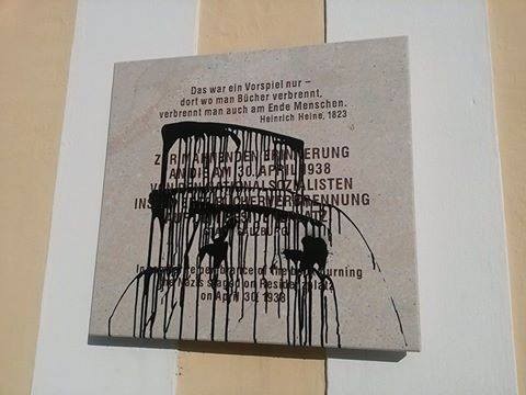 Anfang 2015 wurde die Gedenktafel für die Bücherverbrennung beschmiert (© Plattform gegen Rechts)