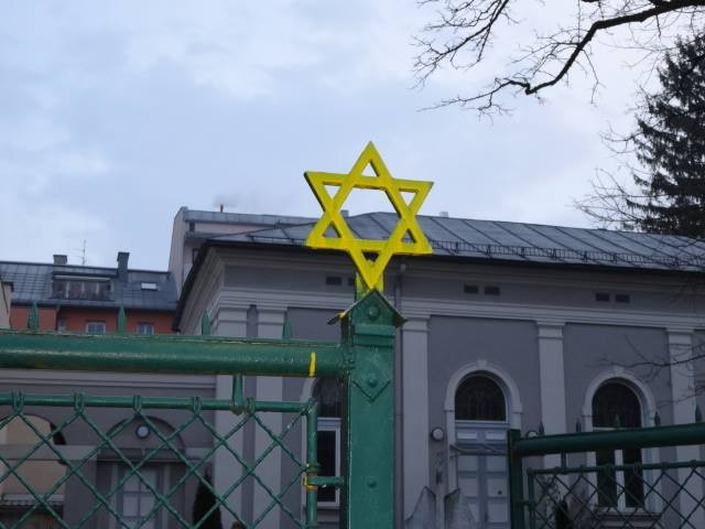 Anfang 2013 wurde der Davidstern vor der Synagoge in Salzburg mit gelber Farbe beschmiert (© Plattform gegen Rechts)