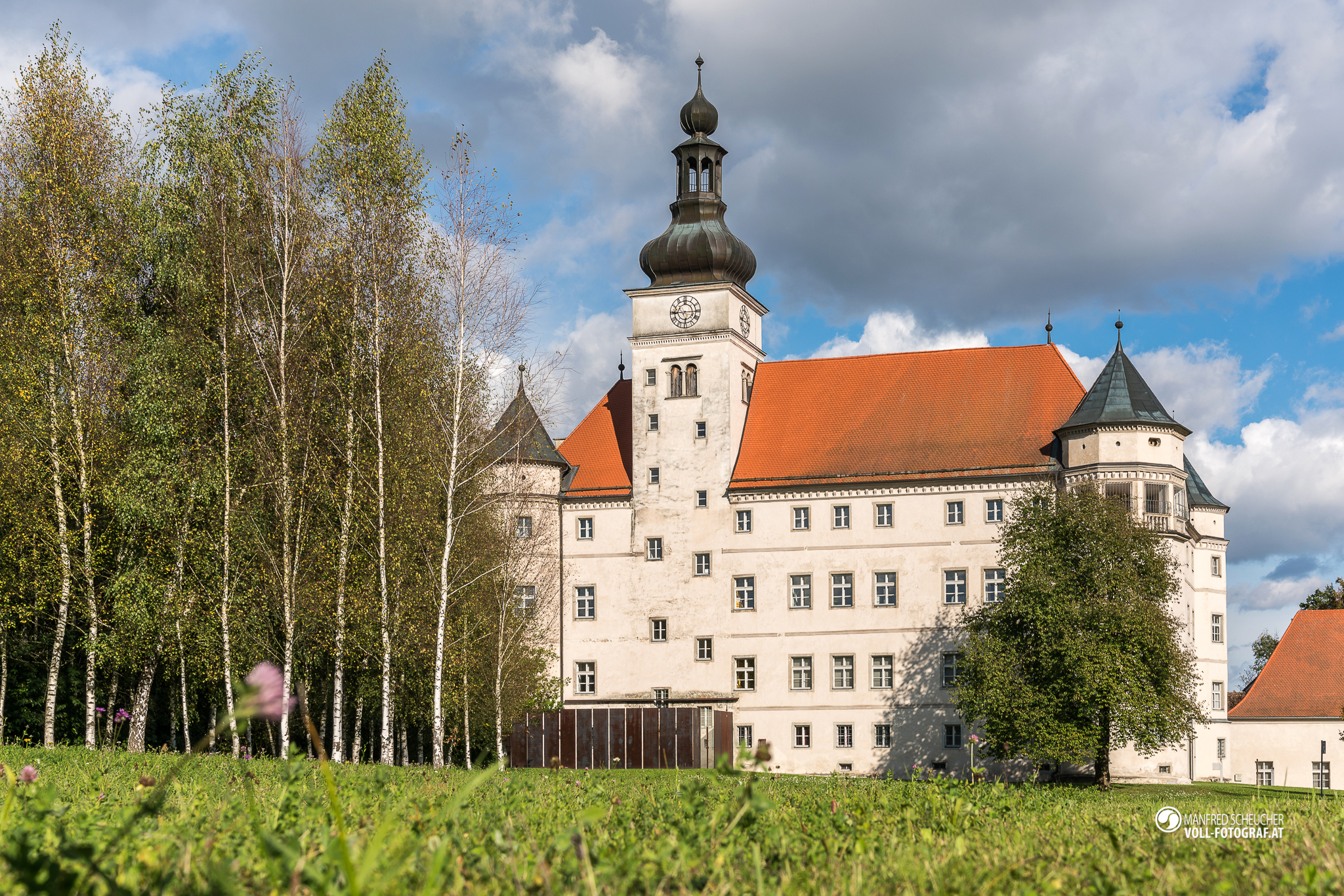 Im Lern- und Gedenkort Schloss Hartheim werden immer am ersten Sonntag des Monats von 14:30 bis 16:00 Uhr öffentliche Begleitungen durchgeführt. 