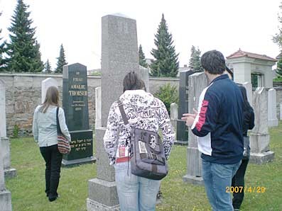 SchülerInnen erkunden den jüdischen Friedhof Klagenfurt