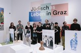 SchülerInnen der Ortweinschule bei der Präsentation ihrer Kunstwerke anlässlich der Ausstellungseröffnung „Remember me“ am 18. März 2023 (Foto: Sebastian Reiser).