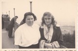 Lucia Heilman und ihre Mutter nach der Befreiung, gezeichnet von den Jahren der Angst im Versteck. (Foto: Privatarchiv Lucia Heilman)