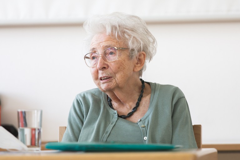 Helga Feldner-Busztin setzte sich unermüdlich als Zeitzeugin ein, sprach mit Schülerinnen und Schülern über ihre Erfahrungen und äußerte sich öffentlich zu politischen Themen und Herausforderungen der Gegenwart (Foto: OeAD/APA-Fotoservice/Rastegar).