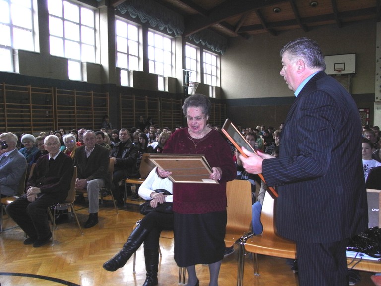  Univ. Prof. Dr. Dr. hc. Szabolcs SZITA überreicht Frau Anna ROHRHOFER ihre Ehrenurkunde und Auszeichnung