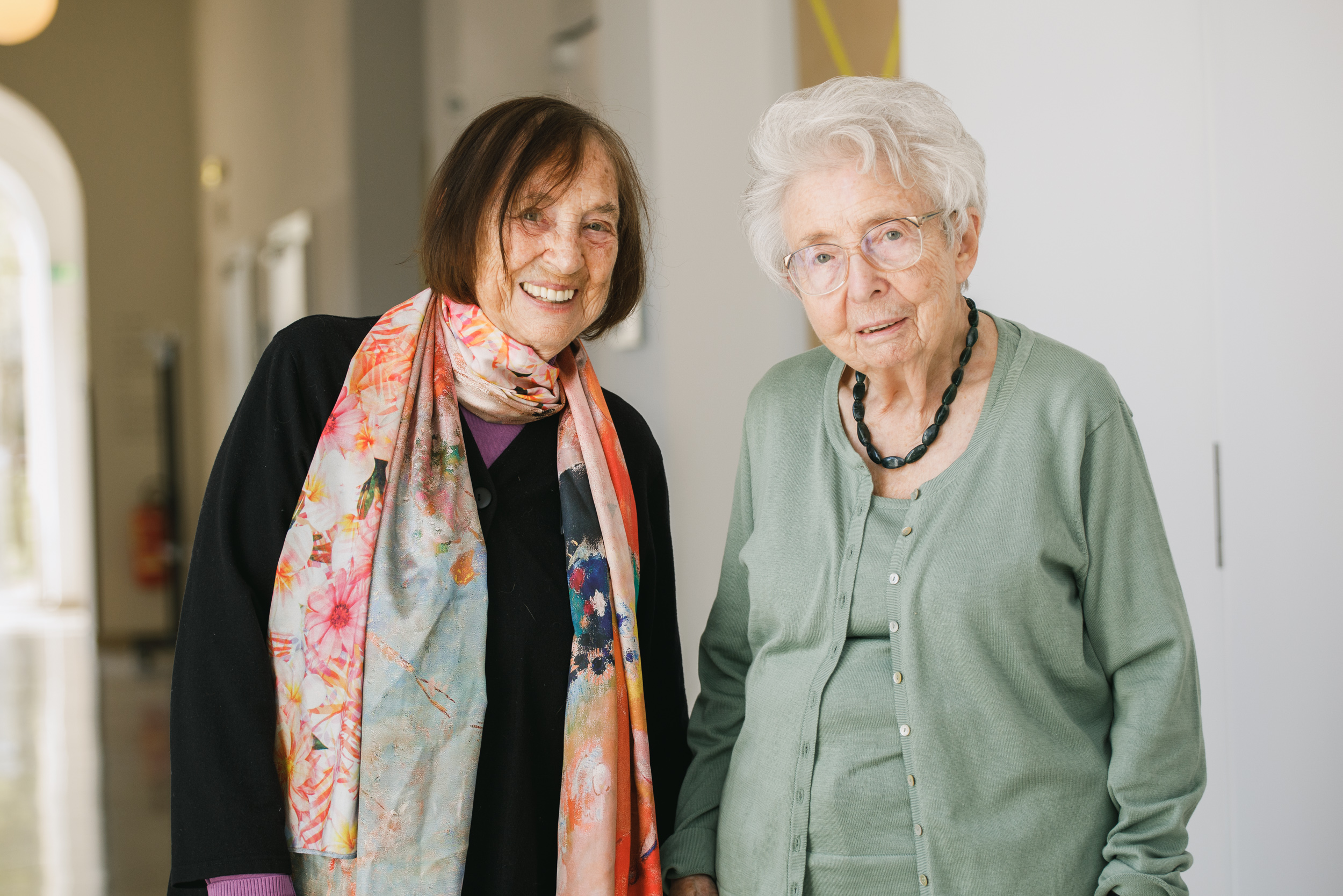 Helga Feldner-Busztin gemeinsam mit ihrer Schwester Elisabeth Scheiderbauer auf dem ERINNERN:AT Zeitzeuginnen- und Zeitzeugenseminar 2022 (Foto: OeAD/APA-Fotoservice/Arman Rastegar).