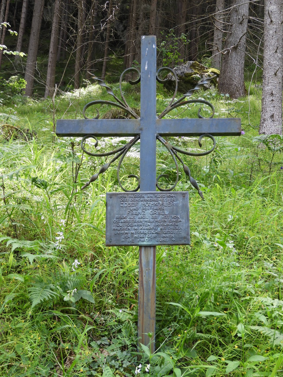 Gedenkkreuz für Josef Hochkofler und Franz Grall im Arzler Wald (Foto Sabine Schuchter).jpeg