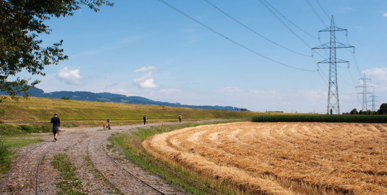 Der 80-minütige Hörspaziergang beginnt beim Steinbruch Kutzen zwischen den Ortschaften Mäder und Koblach. Für den Spaziergang inklusive Rückweg zum Ausgangsort sollten Sie 2,5 Stunden einplanen. (Quelle: Verein Recherche NS-Zwangsarbeit am Rhein 2020)