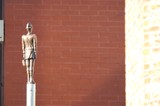 In unmittelbarer Nähe zur Synagoge erinnert die kleine Bronzefigur "der Feuerwehrmann", bekleidet mit der Feuerwehr-Uniform der 1930er, an die Opfer der Novemberpogrome 1938 (Objekt: Peter Roskaric / Foto: Gerald Lamprecht).