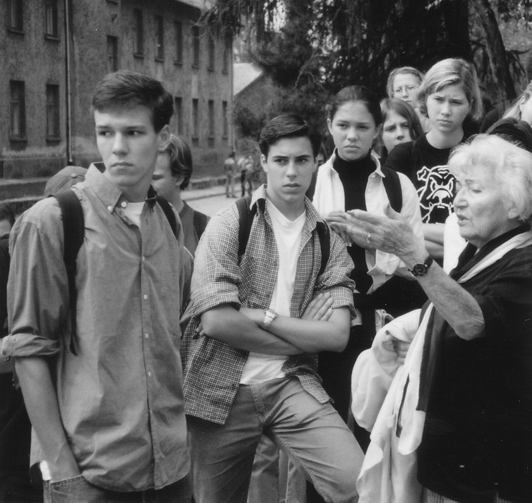 Dagmar Ostermann mit SchülerInnen in Auschwitz (2000)