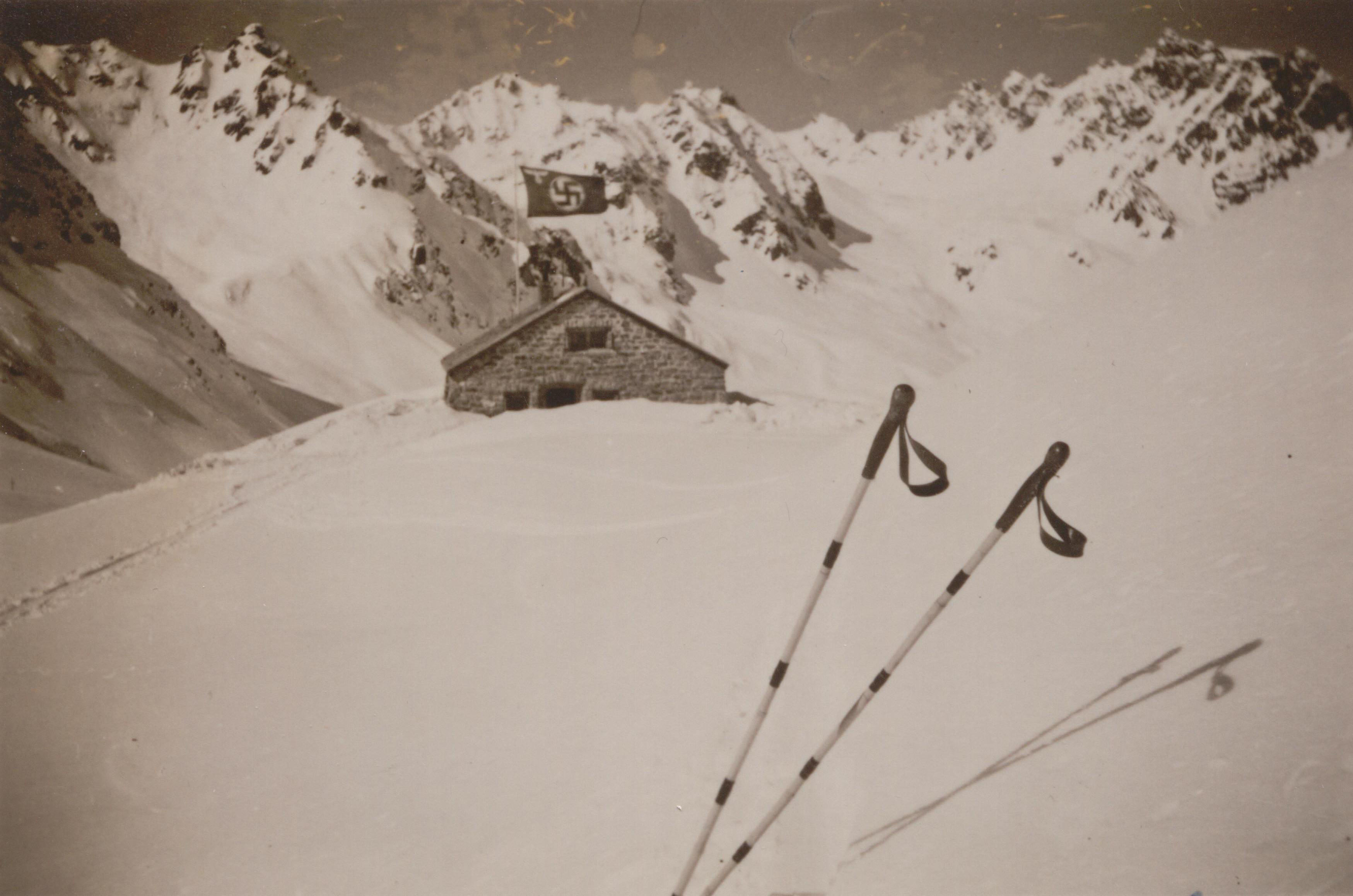Zollhütte im Wintertal bei Gargellen mit Hakenkreuzfahne. (Quelle: Montafoner Museen/Friedrich Juen)