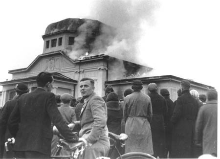 ZuschauerInnen vor der brennenden Zeremonienhalle, Graz November 1938