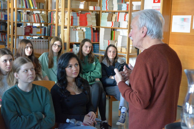 Ernst Grube im Zeitzeugengespräch. Foto Martin Erian.JPG