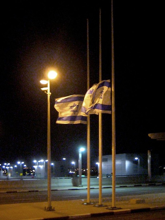 Israels Fahnen wehen am Jom Hashoah auf Halbmast. (CC BY-SA 2.0 Joe Goldberg)