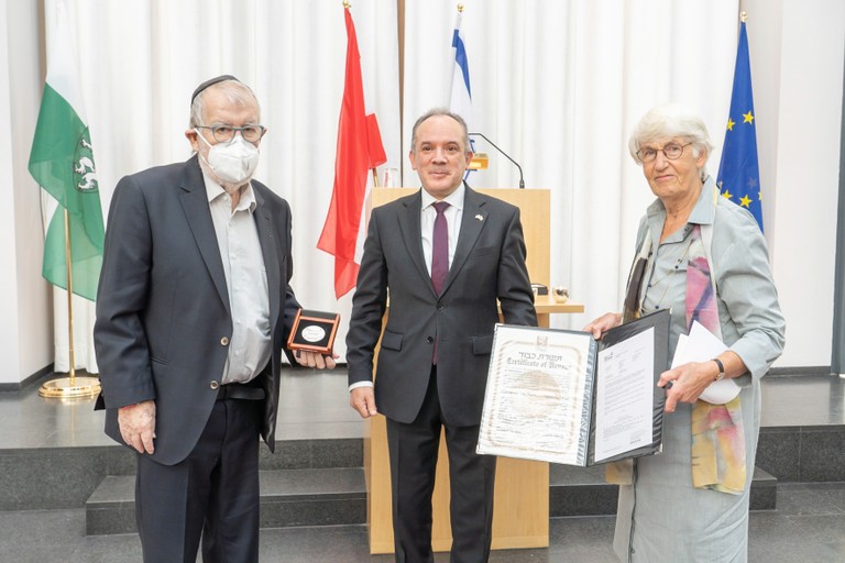 Übergabe der Urkunde an Klaus Hoffer und Sigird Grosser durch den Botschafter des Staates Israel, Mordechai Rodgold. (Foto: IKG Graz)