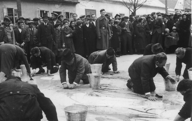 Eine sog. "Reibepartie" in Stockerau im März 1938.