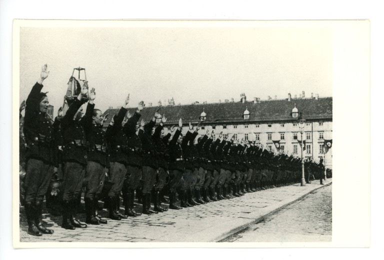 Vereidigung der Wiener Polizei am Heldenplatz, März 1938. © DÖW (2178).