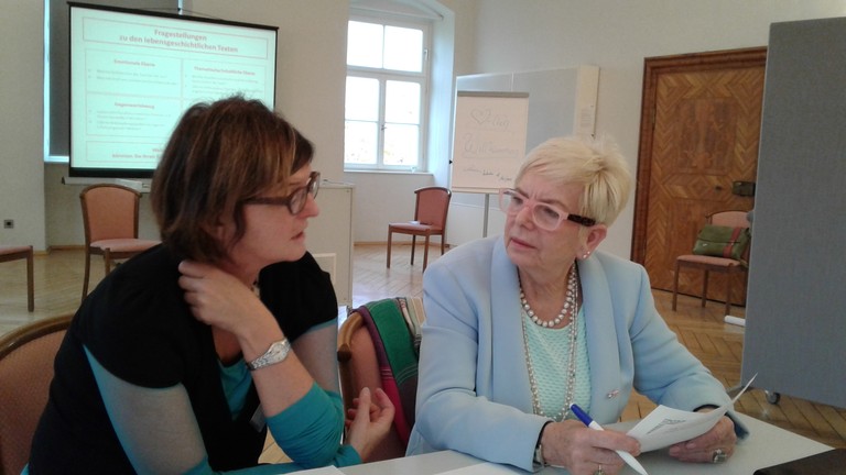 Katja Sturm-Schnabl im Gespräch während des Workshops zu Fluchtbiographien 