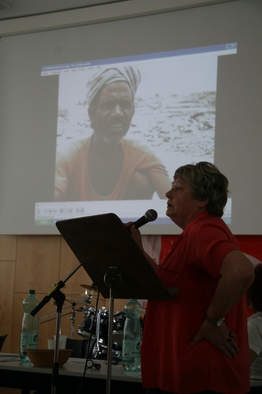 Frau Gertrude Hanzal über die Zwangsarbeit indischer Kinder. Vorstellung von erfolgreichen Projekten zu ihrer Befreiung und weiterführenden Unterstützung.