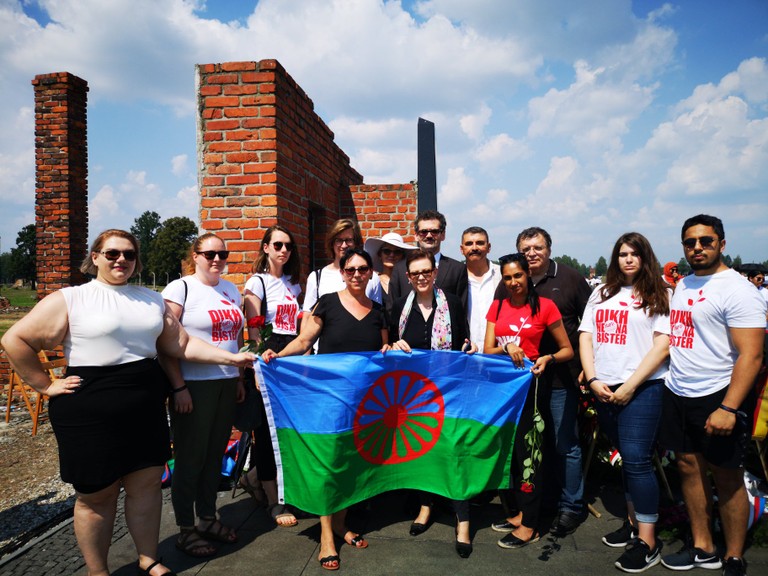 Martina Maschke mit AktivistInnen des Romano Centro in der Gedenkstätte Auschwitz II