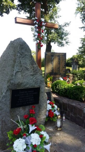 Denkmal in Szurowa: 1965 errichtet, das erste Denkmal für die während des Holocaust ermordeten Roma.