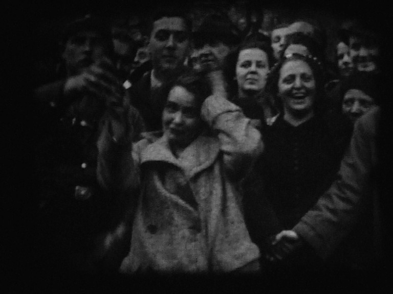Amateuraufnahme Österreich 1938: Der Mob schaut zu: "Reibpartie" in Wien. Österreichisches Filmmuseum. Unpubliziertes Filmmaterial. Archivtitel: (Österr. 3. Reich), Signatur 0011-12-0017. (Petschar 2008, S. 12-14) Zum Vergrößern: anklicken.