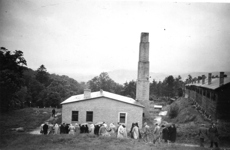 © Melk Memorial: Pilgergruppe 1948 vor der KZ-Gedenkstätte Melk. Jean Barbier - Amicale de Mauthausen.