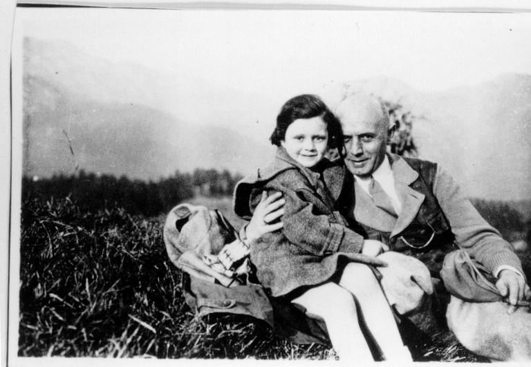 Ilse Brüll mit ihrem Vater Rudolf. Sie besuchte den jüdischen Religionsunterricht im Gymnasium Sillgasse und wurde in Auschwitz ermordet.