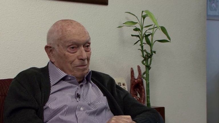 Gideon Eckhaus beim Videointerview für das ZeitzeugInnenprojekt „Neue Heimat Israel“ in seiner Wohnung in Tel Aviv (2009).