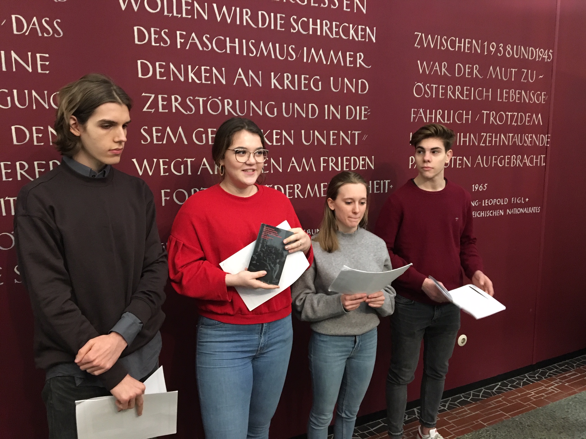 Schüler:innen gestalten die Gedenkveranstaltung zum Jahrestag der Annexion Österreichs mit