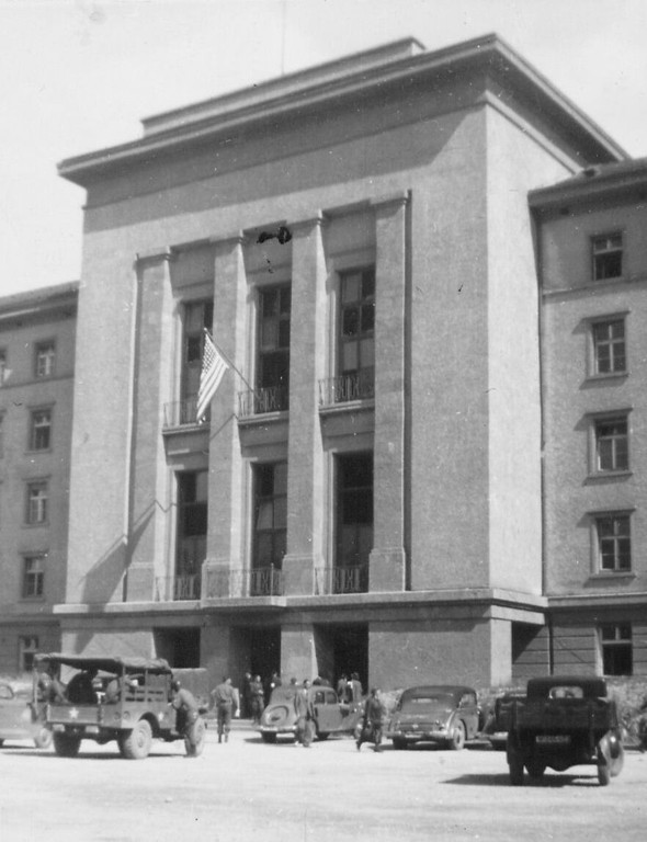 Das Landhaus 1945, kurz nach der Befreiung (Foto TLA).jpg