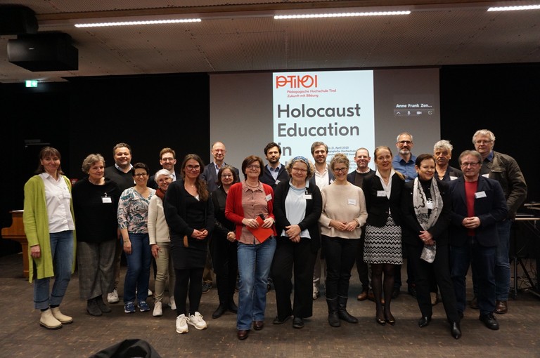 Im April 2023 kamen Expertinnen und Experten zusammen, um die fachdidaktische Diskussion zur Frage der Vermittlung von Holocaust, Nationalsozialismus und jüdischer Geschichte mit konkreten Vermittlungsangeboten in die Schulen zu verbinden (Foto: PH Tirol /Christine Roner).