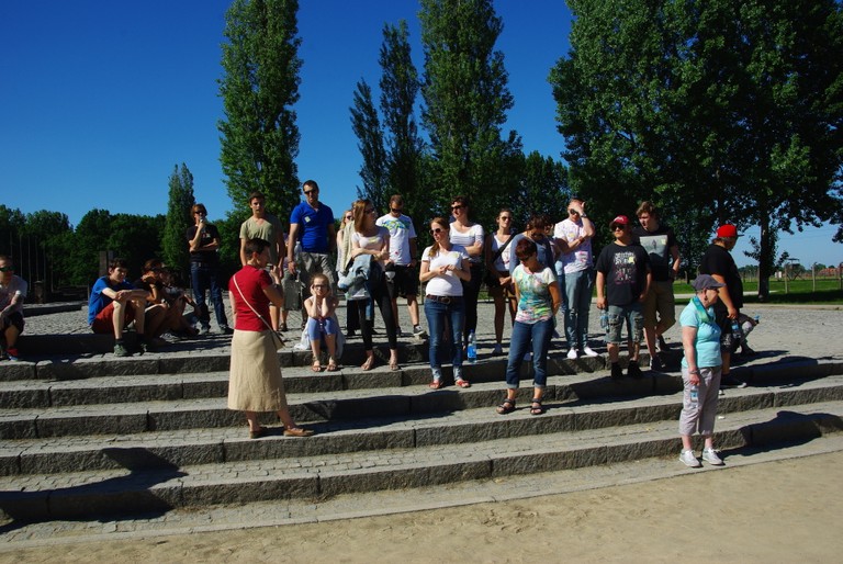 Eine vorbildliche Aktion: Bgm. Eugen Hartmann (Gemeinde Innerbraz) und des Jugendtreffs der Villa K (Bludenz) organisierten anlässlich der Befreiung des KZ Auschwitz eine Gedenkfahrt (4.-7. Juni 2015)
