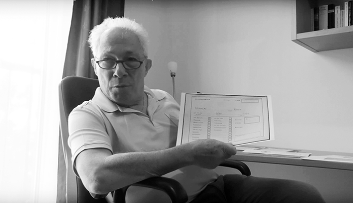 Ronaldo Böhmer zeigt Dokumente der NS-Behörden über seinen Vater
