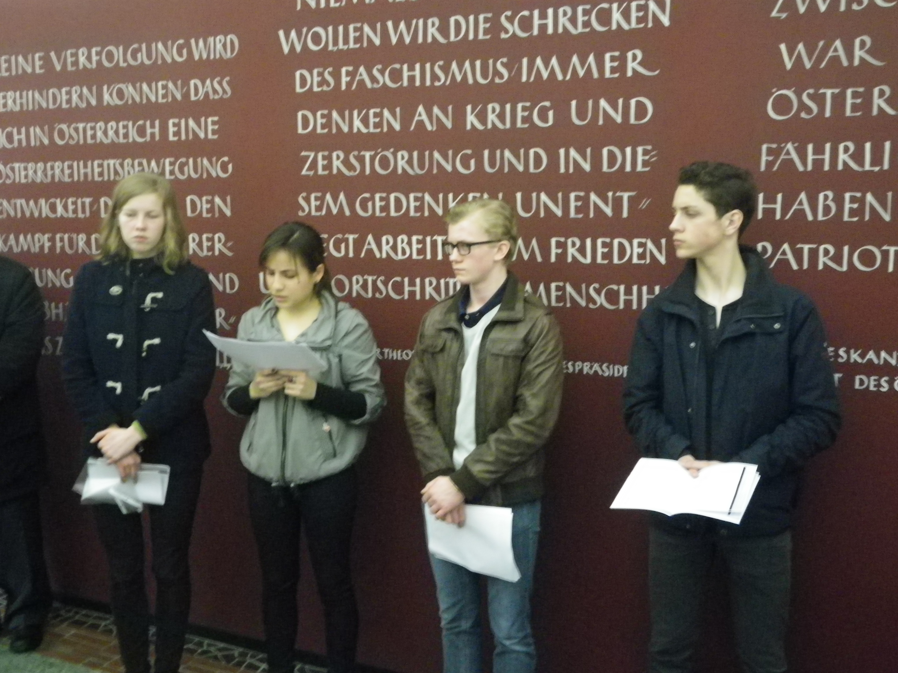 SchülerInnen bei der Gedenkkundgebungen zum Jahrestag der Annexion Österreichs