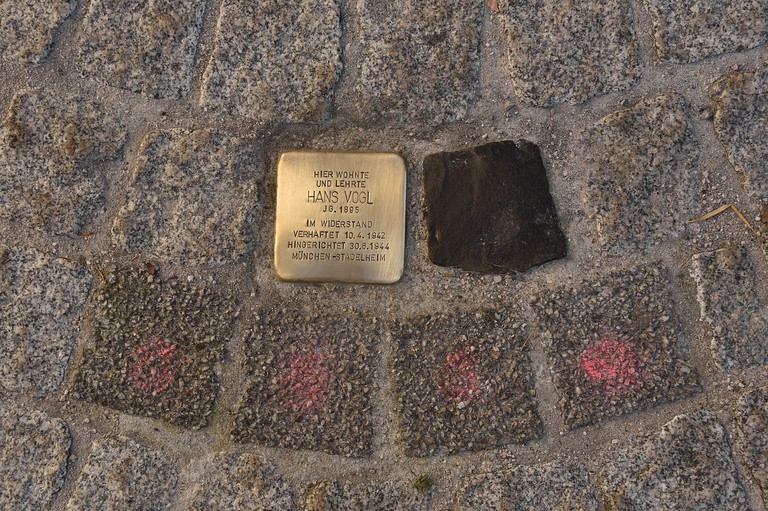 Stolperstein für Hans Vogl, schwarzer Stein als Symbol für das nicht verlegte Erinnerungszeichen für Hilde Vogl, graue Steine für die vier Kinder des Ehepaars Vogl (Stefan Hechl).jpeg