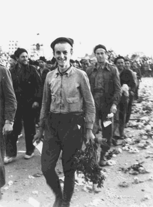 Hans Landauer (im Vordergrund) bei der Verabschiedung der Internationalen Brigaden am 28. Oktober 1938 in Barcelona   Foto: DÖW, Spanien-Dokumentation  (Aufnahme: Agusti Centelles, Barcelona)