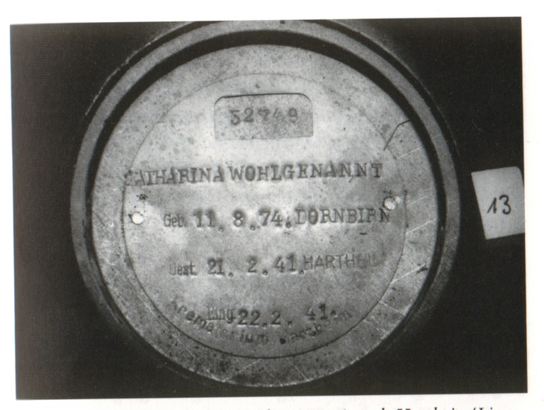 Deckel einer Urne aus der "Euthanasie"-Anstalt Hartheim